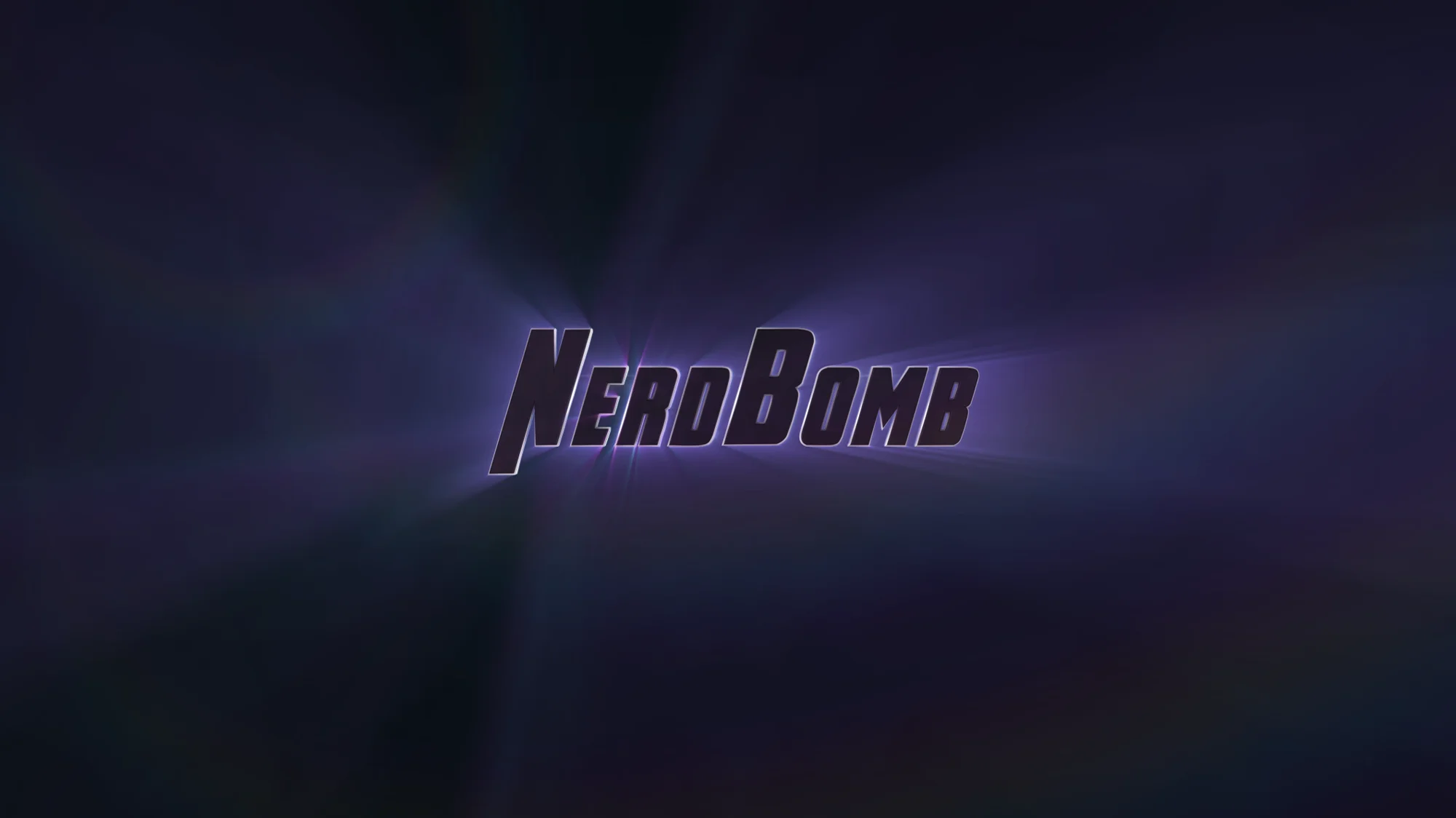 NerdBomb-Schriftzug in Violett mit Lichtstrahlen auf dunklem Grund